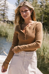 Conrad Fitted Waffle Tee in Camel