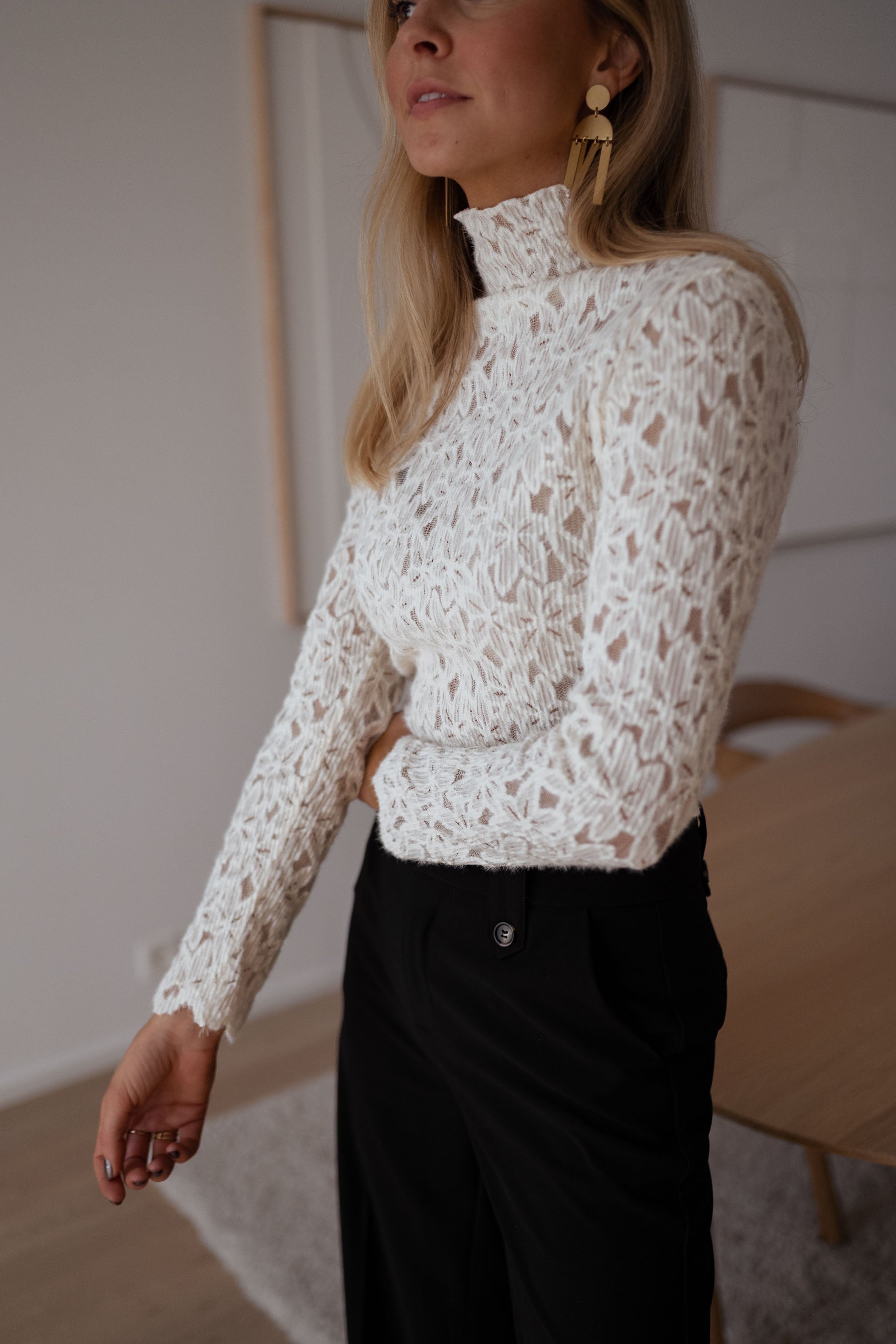 White Crochet Lace Long Sleeves Blouse