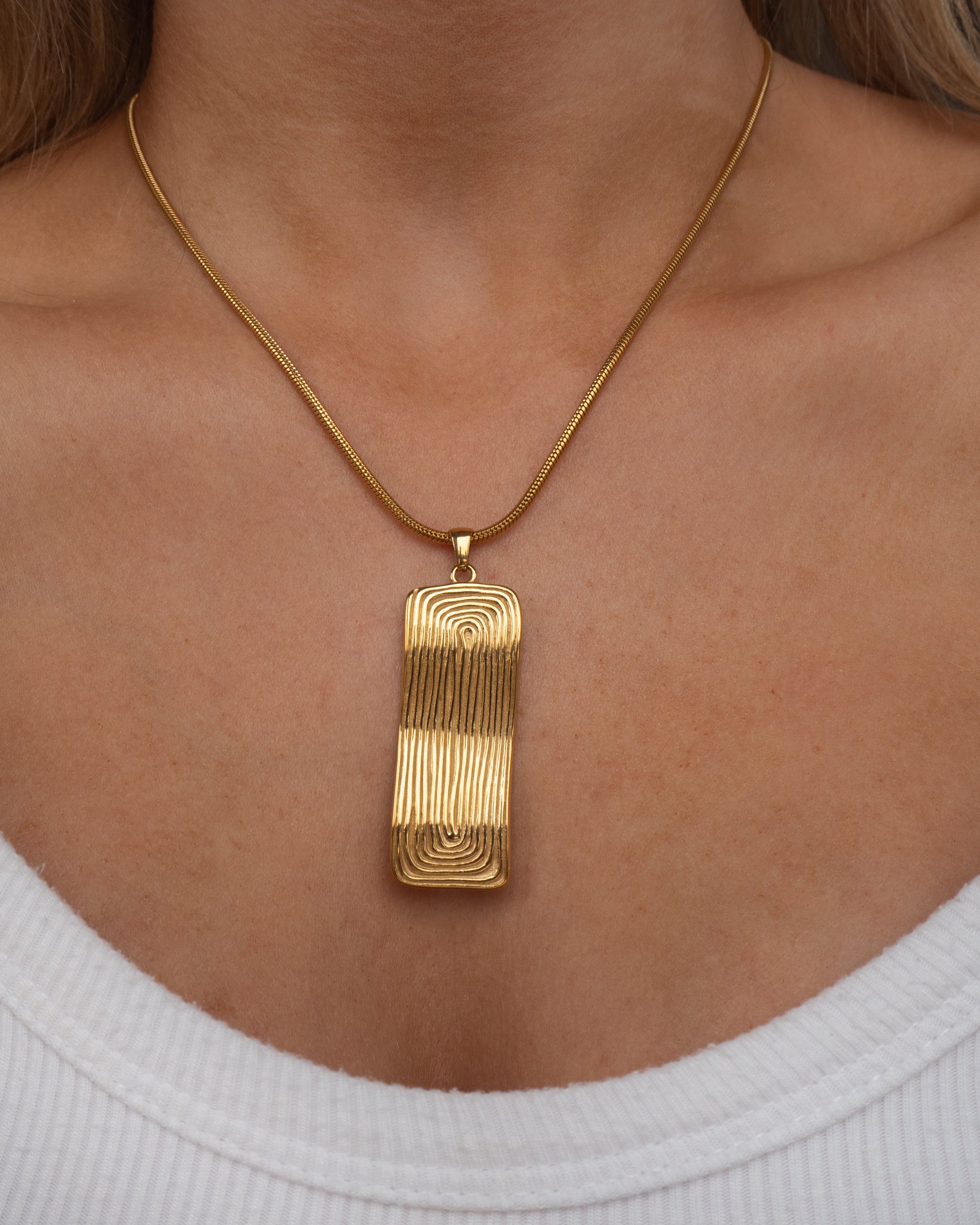 Roxy Golden Pendant Necklace