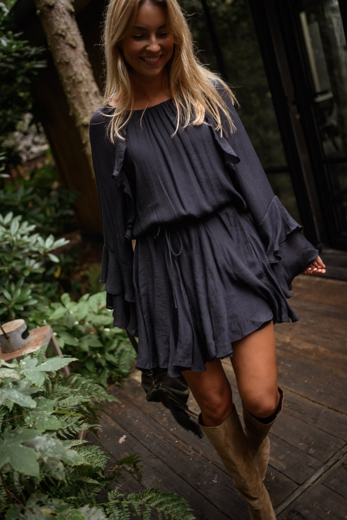 Black Long Sleeves Pleated Waist Mini Dress